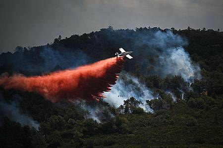 Matthieu Rondel/AFP/dpa | Nach einer Hitzewelle kämpft die Feuerwehr vielerorts in Südfrankreich gegen Waldbrände.