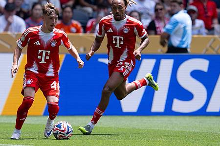 Sven Hoppe/dpa | Klein, aber oho: Lennart Karl setzt mit dem Ball am linken Fuß zum Dribbling an.