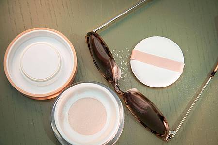 Christin Klose/dpa-tmn | Tipp: Die Sonnenbrille am besten über einer abwischbaren Unterlage einpudern.