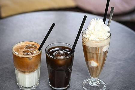 Jens Kalaene/dpa | Iced Latte (also geeister Milchkaffee) und Iced Coffee sind puristischer als der sahnige Wiener Eiskaffee, der früher der Inbegriff von Eiskaffee in Deutschland war.