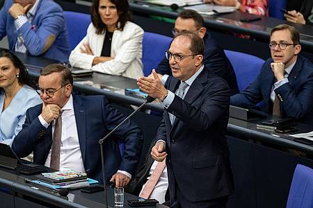 Fabian Sommer/dpa | Von Grünen und Linken gab es harsche Kritik an dem Vorhaben von Alexander Dobrindt (CSU). 