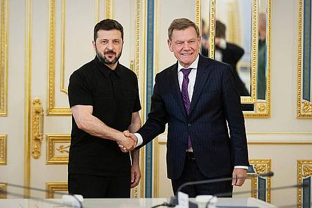Uncredited/Ukrainian Presidential Press Office via AP/dpa | Selenskyj dankt Deutschland für die Unterstützung. 