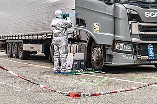 Fabian Koss/dpa | Zwei Trucker sind wegen gemeinschaftlichen Totschlags vor dem Landgericht Heilbronn angeklagt.(Archivbild) 