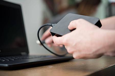 Henrik Josef Boerger/dpa-tmn | SSDs speichern Daten im Test deutlich schneller als USB-Sticks oder HDDs.