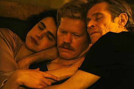Willem Dafoe, Jesse Plemons und Margaret Qualley liegen eng umschlungen im Bett - Kinds of Kindness auf Disney+.