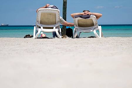 Julian Stratenschulte/dpa/dpa-tmn | Laptop zu Hause lassen, Smartphone ausschalten: Wer sich im Urlaub wirklich erholen will, muss Grenzen setzen.