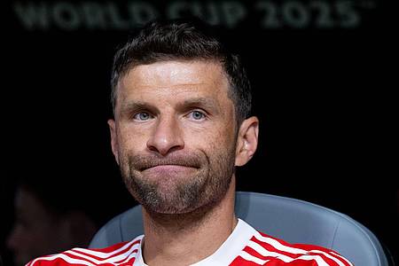 Sven Hoppe/dpa | Thomas Müller musste auch gegen Paris lange von der Ersatzbank aus zuschauen.