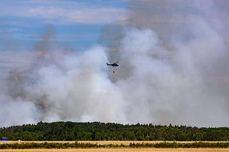 Robert Michael/dpa | Das verheerende Feuer in der Gohrischheide wütet weiter.