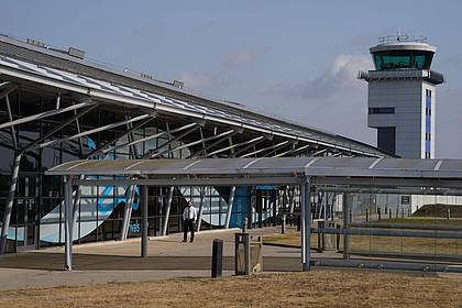 Joe Giddens/PA Wire/dpa | Der Flughafen London Southend bleibt nach dem Absturz eines Geschäftsflugzeugs vorübergehend geschlossen.