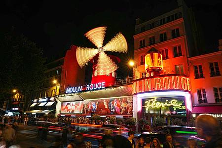 Dimitar Dilkoff/AFP/dpa | Ein neues Mühlrad für das Moulin Rouge - mehr als ein Jahr nach dem Absturz des alten Konstrukts drehen sich an dem Theater wieder die Flügel. 