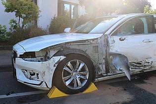 Der Volvo wurde beim Verkehrsunfall stark beschädigt.
Foto: Polizei Minden-Lübbecke