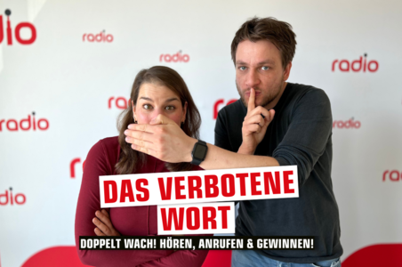 Chrissi und Madline halten sich den Mund zu