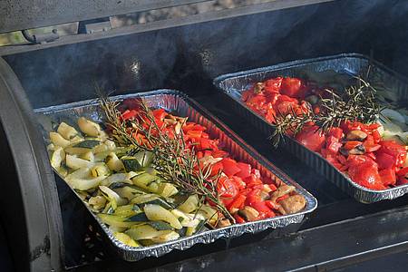 Patrick Pleul/dpa-Zentralbild/ZB | Auch fleischlos grillen ist möglich. (Archivbild)