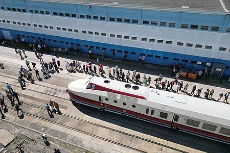 Matthias Bein/dpa | Der restaurierte SVT Görlitz steht auf dem Werksgelände der VIS (Verkehrs Industrie Systeme GmbH) in Halberstadt.