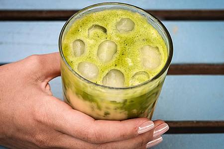 Jens Kalaene/dpa | Iced Matcha Latte ist inzwischen für viele eine Alternative zu Eiskaffee (welcher Art auch immer).