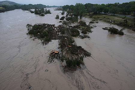 Eric Gay/AP/dpa | Der Guadalupe River stieg innerhalb kürzester Zeit um fast acht Meter an.