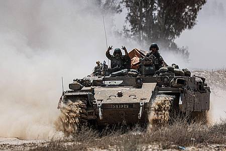 Saeed Qaq/ZUMA Press Wire/dpa | Das Ausmaß des Rückzugs israelischer Truppen während der angestrebten Feuerpause in Gaza ist ein zentraler Streitpunkt bei den indirekten Gesprächen in Doha. (Archivbild)