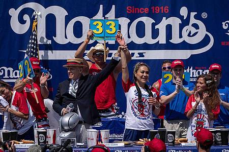 Yuki Iwamura/AP/dpa | Beim alljährlichen Hot-Dog-Wettessen in Coney Island hat Miki Sudo (M) erneut gewonnen. 