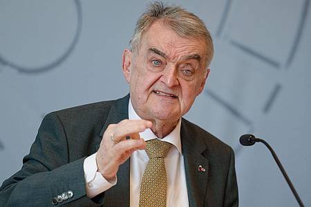 Henning Kaiser/dpa | NRW-Innenminister Reul findet, die Täter dürften sich nicht hinter ihren PCs verstecken können. (Archivfoto)