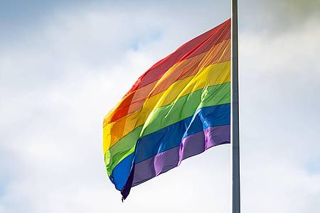 Christophe Gateau/dpa | Bundeskanzler Merz möchte die Regenbogenflagge am Bundestag nur an einem Tag gehisst sehen. (Archivbild)