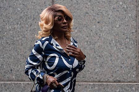 Yuki Iwamura/AP/dpa | Janice Combs, Mutter von Sean "Diddy" Combs, kommt in New York am Gericht an.