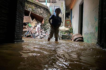 Rangga Firmansyah/XinHua/dpa | Starkregen löste Überschwemmungen und Erdrutsche aus.