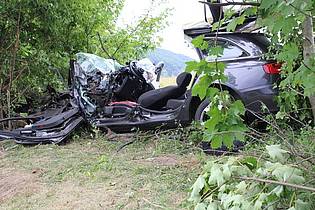 Der Audi wurde nach dem Unfall durch die Feuerwehr mit schwerem technischen Gerät aufgeschnitten. 
Foto: Polizei Minden-Lübbecke