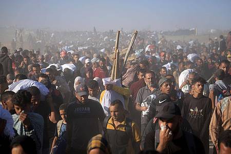 Mariam Dagga/AP/dpa | Nach palästinensischen Angaben sollen in der Nähe eines Verteilzentrums für humanitäre Hilfe wieder Menschen getötet worden sein. (Archivbild)