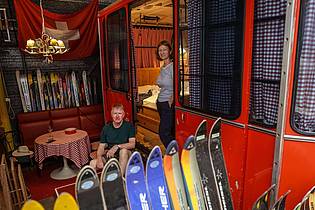 Oliver Berg/dpa | Paul Starrach aus Gießen ist versierter Camper. Die Indoor-Version erlebt er erstmals - und ist begeistert.