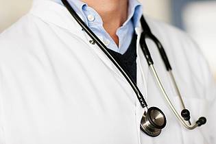 Rolf Vennenbernd/dpa | Der Bundesgerichtshof prüft eine Vereinbarung zwischen einem Hausarzt und seinem Patienten. (Symbolbild)