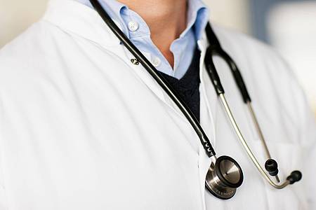 Rolf Vennenbernd/dpa | Der Bundesgerichtshof prüft eine Vereinbarung zwischen einem Hausarzt und seinem Patienten. (Symbolbild)