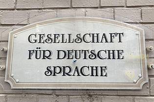 Jens Albes/dpa | Die Sprachwissenschaftler der Gesellschaft für deutsche Sprache beraten Standesämter, ob ein Vorname eingetragen werden kann oder nicht. (Archivbild)