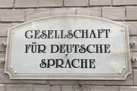 Jens Albes/dpa | Die Sprachwissenschaftler der Gesellschaft für deutsche Sprache beraten Standesämter, ob ein Vorname eingetragen werden kann oder nicht. (Archivbild)