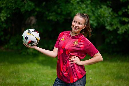 Henning Kaiser/dpa | Schauspielerin Julia Wiedemann spielt als Hobby Fußball in der Kreisklasse.