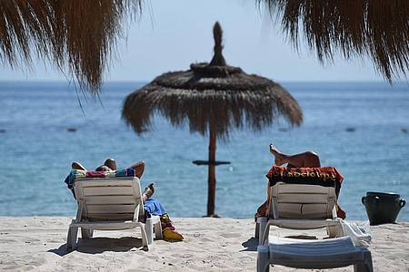 picture alliance / dpa | So schön, oder? Wer wenigstens zwischendurch die Hände vom Smartphone lässt, Ferienmomente nicht nur durch die Linse erlebt und via Bildschirm teilt, hat länger was vom Urlaub. 