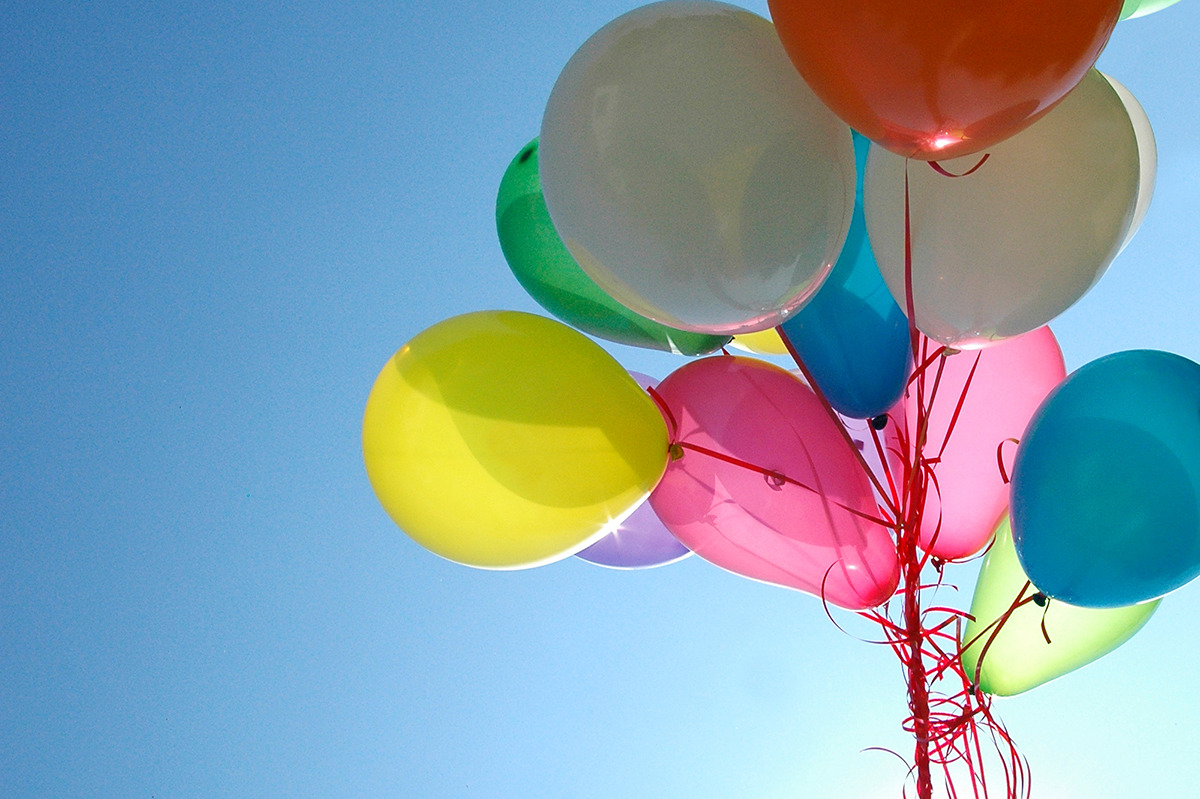 Luftballons_bunt_Himmel