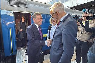 Jörg Blank/dpa | Außenminister Wadephul wird in Kiew begrüßt.