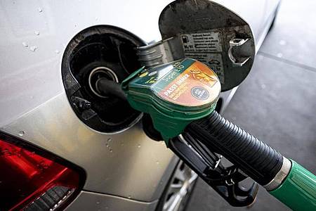 Superbenzin der Sorte E10 ist in Deutschland so teuer wie nie. Foto: Fabian Sommer/dpa