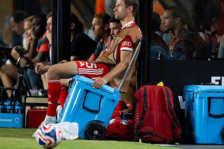 Sven Hoppe/dpa | Auch als Reservist immer für etwas Besonderes gut: Thomas Müller verfolgt das Spiel gegen Boca Juniors auf einer Kühlbox sitzend.