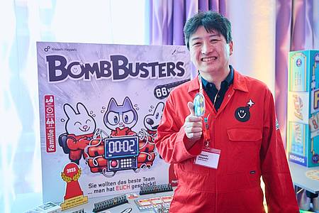 Annette Riedl/dpa | Spieleautor Hisashi Hayashi gewann mit «Bomb Busters» die Auszeichnung «Spiel des Jahres» 2025.