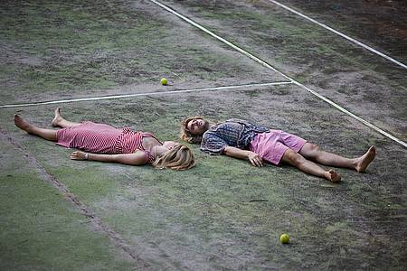 Steffi Graf und Andre Agassi liegen auf dem Tennisplatz - Perfect Match auf Prime Video.