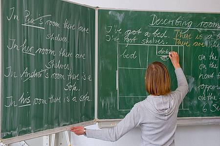 Patrick Pleul/dpa-Zentralbild/dpa | Die meisten Menschen im Öffentlichen Dienst sind an Schulen beschäftigt. (Symbolbild)