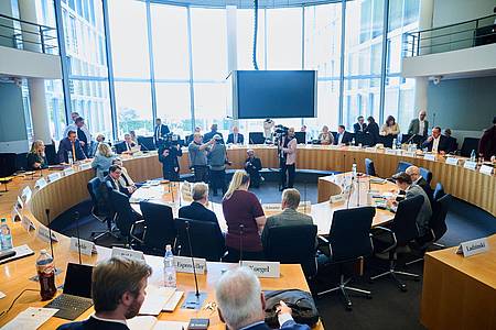 Annette Riedl/dpa | Im Haushaltsausschuss soll es erneut um die Maskendeals der Regierung gehen. (Archivbild) 