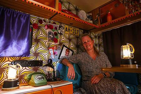Oliver Berg/dpa | Verena ist eigentlich keine Camperin - aber die Indoor-Version wollte sie mal erleben. Ihr Wohnwagen ist im Flower-Power-Stil der 70-er Jahre gehalten.