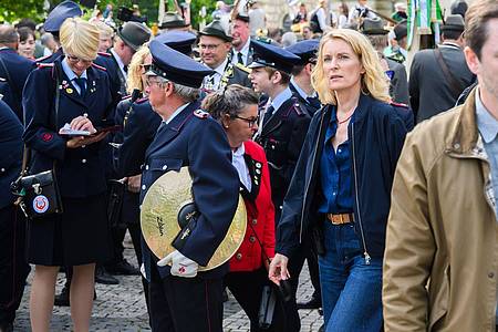 Julian Stratenschulte/dpa | Die Schauspielerin Maria Furtwängler steht bei Dreharbeiten für einen neuen fiktiven ?Tatort? inmitten des realen Schützenausmarsches am Neuen Rathaus. 
