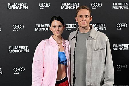 Felix Hörhager/dpa | Matthias Schweighöfer und Ruby O. Fee vertreiben sich gern auch mal die Zeit zu Hause. (Archivfoto)