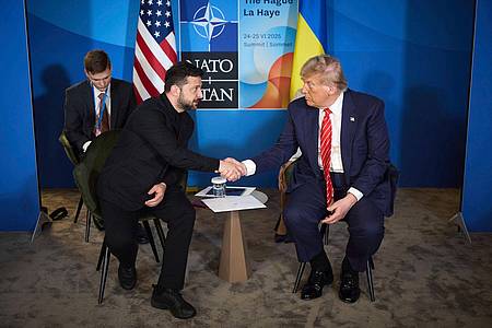 Ukraine Presidency/Planet Pix via ZUMA Press Wire/dpa | Trump und Selenskyj am Rande des am Rande des Nato-Gipfels persönlich. (Archivbild)