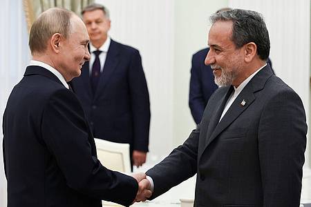 Alexander Kazakov/Pool Sputnik Kremlin/AP/dpa | Kremlchef Putin im Gespräch mit Irans Außenminister Araghtschi (Archivbild) 