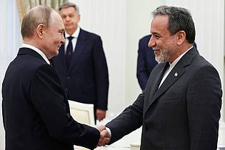 Alexander Kazakov/Pool Sputnik Kremlin/AP/dpa | Kremlchef Putin im Gespräch mit Irans Außenminister Araghtschi (Archivbild) 