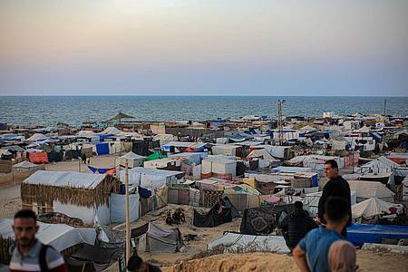 Rizek Abdeljawad/XinHua/dpa | Israel möchte hunderttausende Palästinenser aus der Zeltstadt von Al-Mawasi in ein neu zu errichtendes Lager verlegen. (Archivbild) 